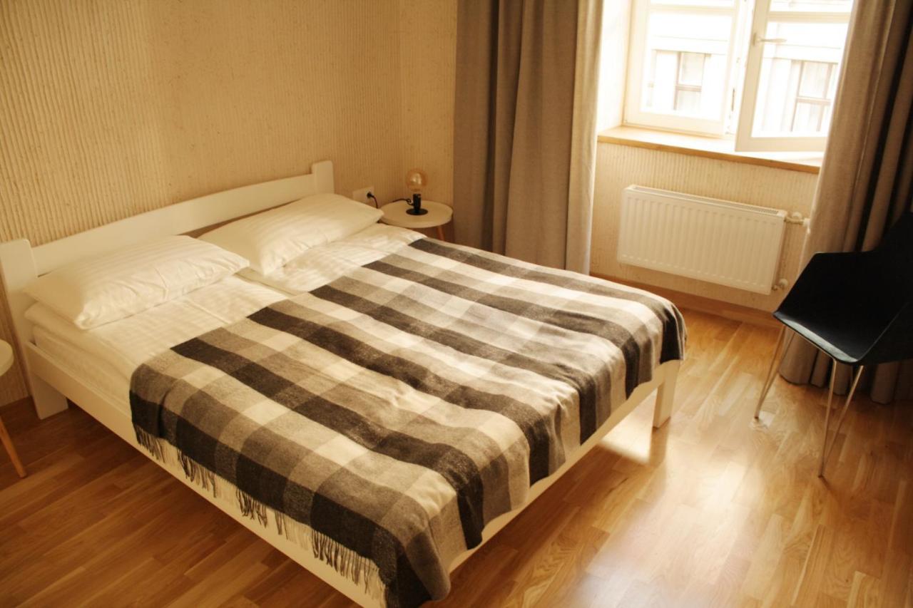 Street Apartment *